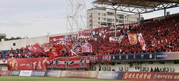 爱游戏在线-广州队球员在比赛中表现稳定，取得胜利