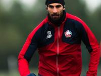 爱游戏在线-里尔球员在训练中秀技术，引来围观者