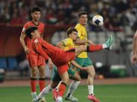 爱游戏亚洲官网-足球赛场上风云突变，球员们肩负重责