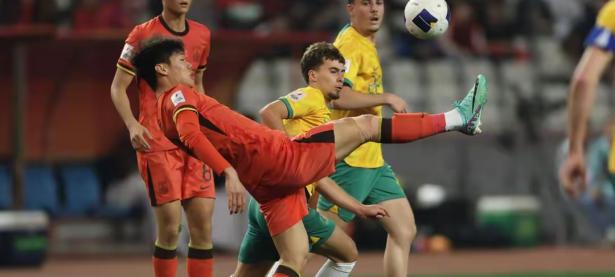 爱游戏亚洲官网-足球赛场上风云突变，球员们肩负重责