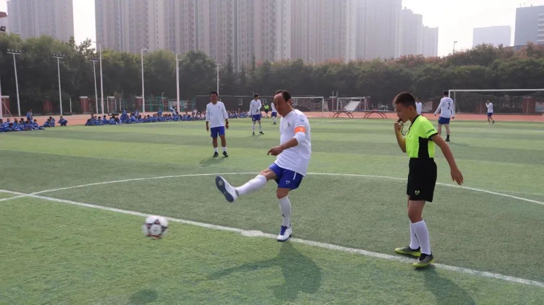 纷飞的足球激情，赛事场面层出不穷，观众热情高涨的简单介绍