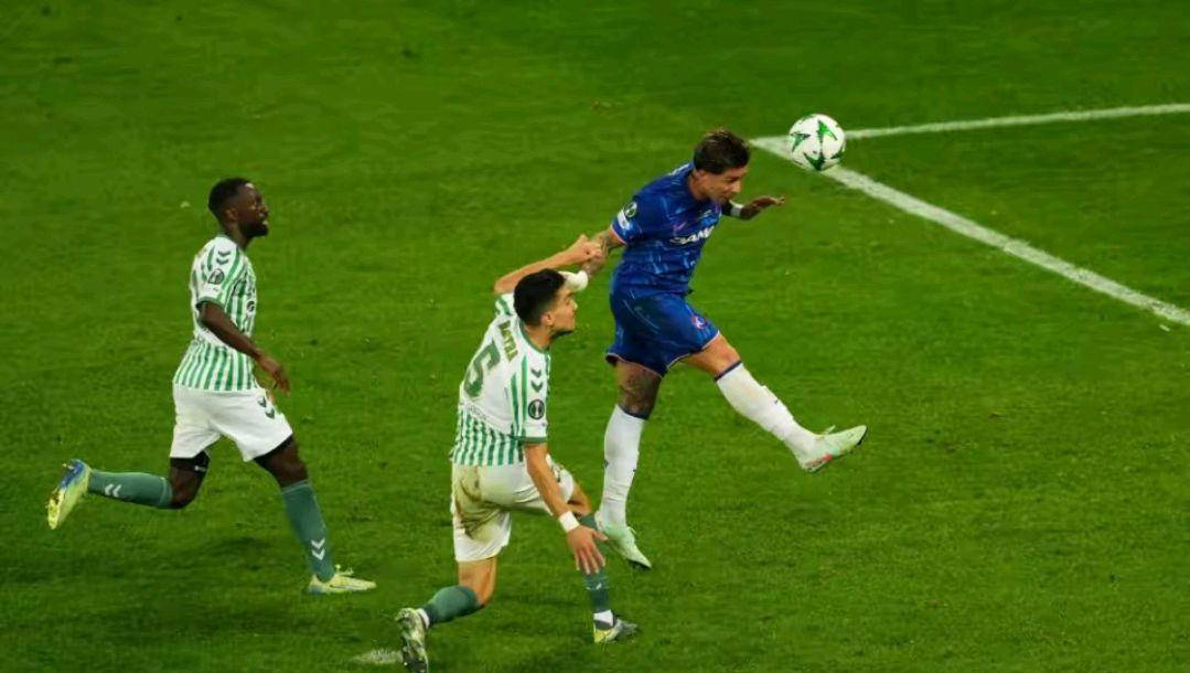 包含切尔西客场战胜利物浦晋级欧国联资格决赛的词条