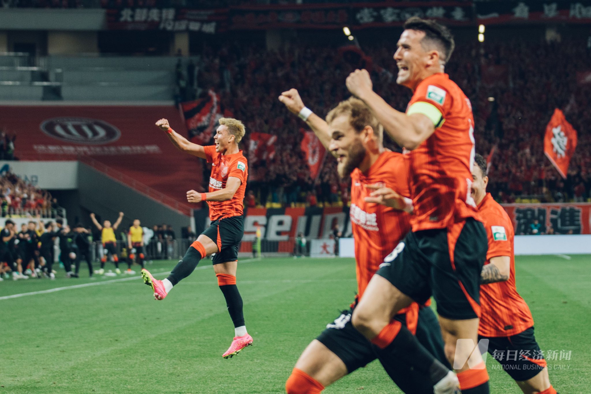 球队在比赛中展现出团结和拼搏的精神