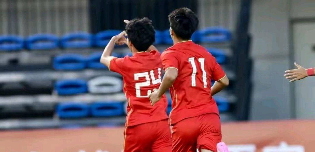 球队在比赛中展现出团结和拼搏的精神