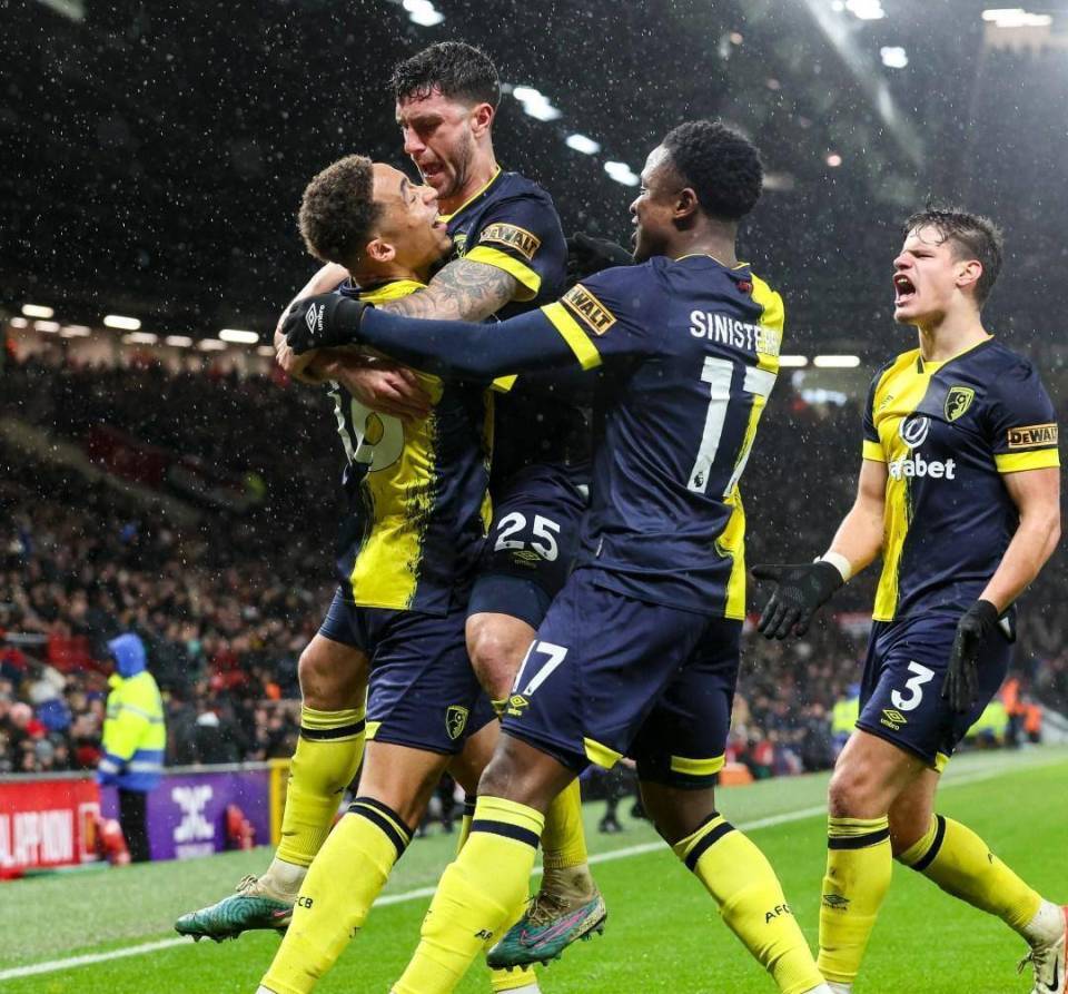 包含利兹联主场力克伯恩茅斯，重回胜利轨道，提升排名的词条