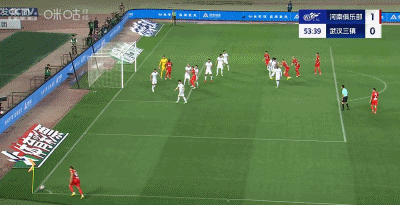 球员空接头球攻门射入制胜进球 球员空接头球攻门射入制胜进球