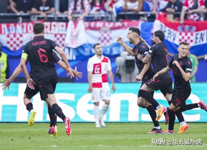 包含阿尔巴尼亚队锋线爆发，成功晋级下一轮的词条