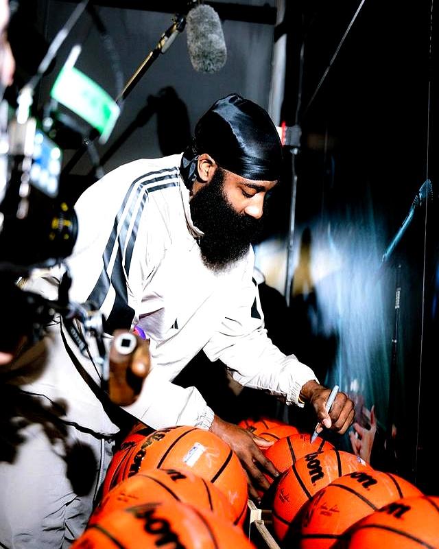 快船队球员接受采访，畅谈自己在新赛季中的期许和展望的简单介绍