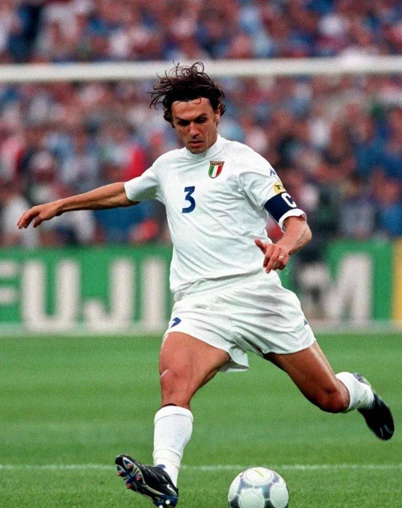 意大利足球赛场精彩瞬间，球员风采无限