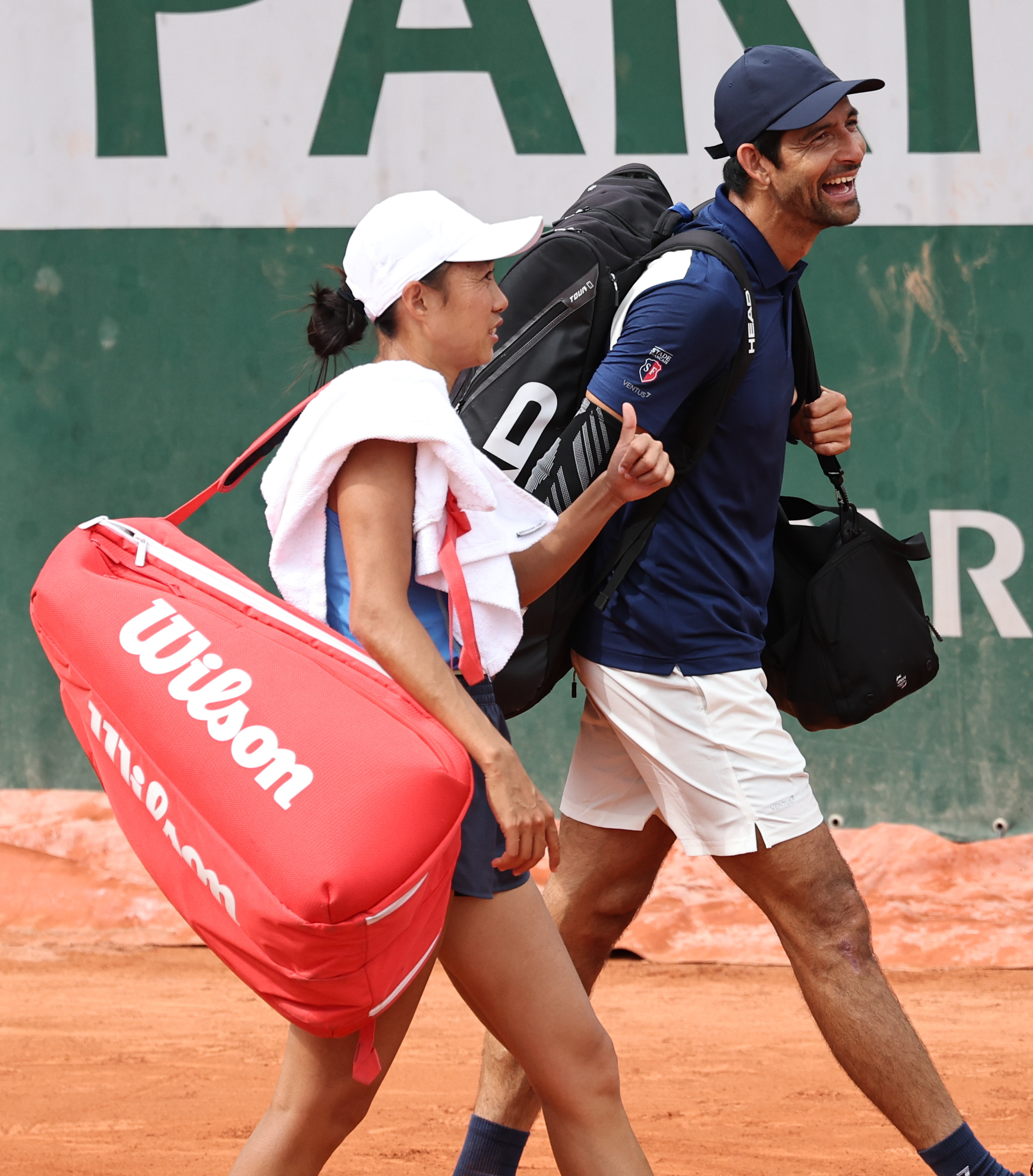 网球明星携手出席篮球赛事，倾情呈现精彩对决