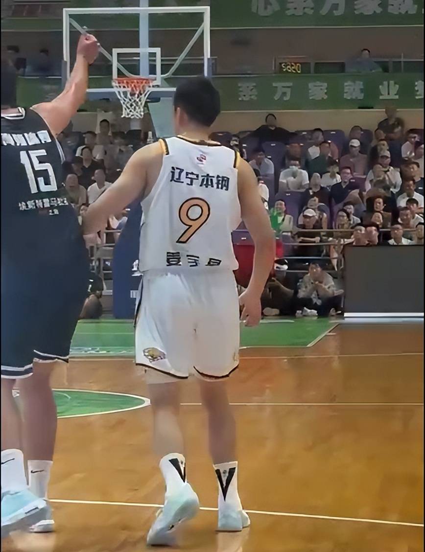 包含辽宁男篮在比赛中展现出高超实力，轻松击败对手的词条