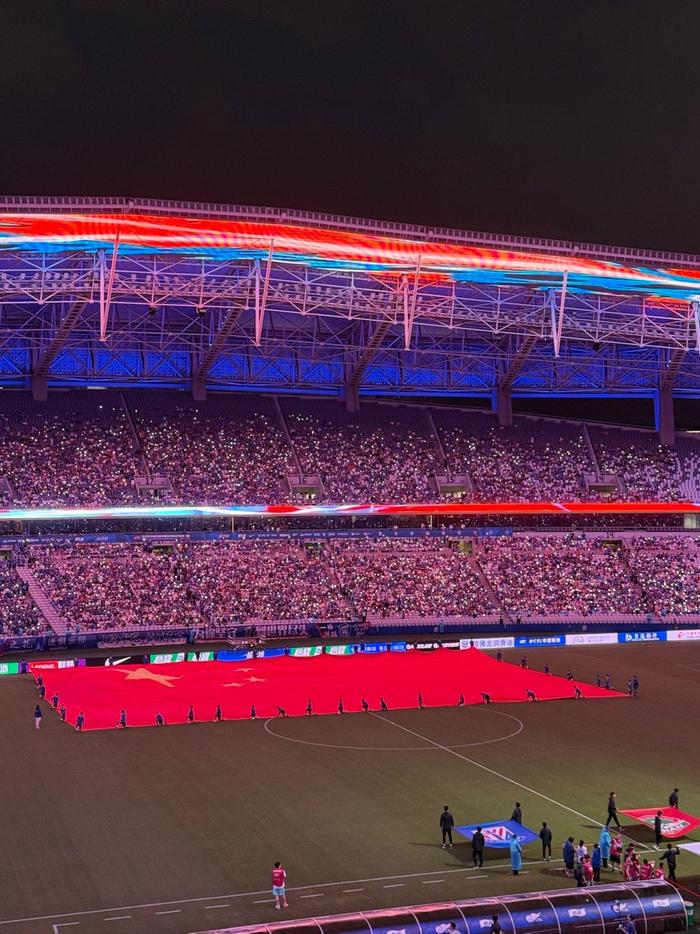 现场氛围热烈欣欣向荣，球迷热情高涨的简单介绍