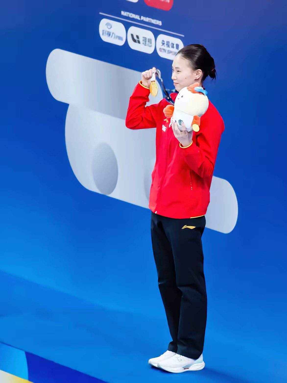 精湛技艺，女运动员赢得观众掌声的简单介绍