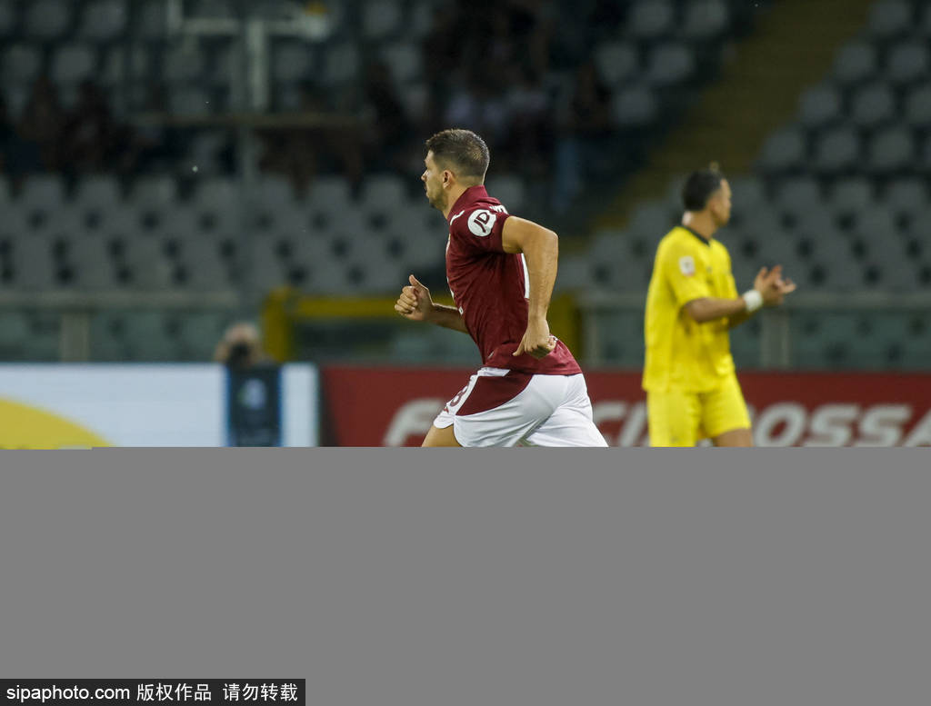 瓦伦西亚主帅因失利被解雇，球队陷入动荡