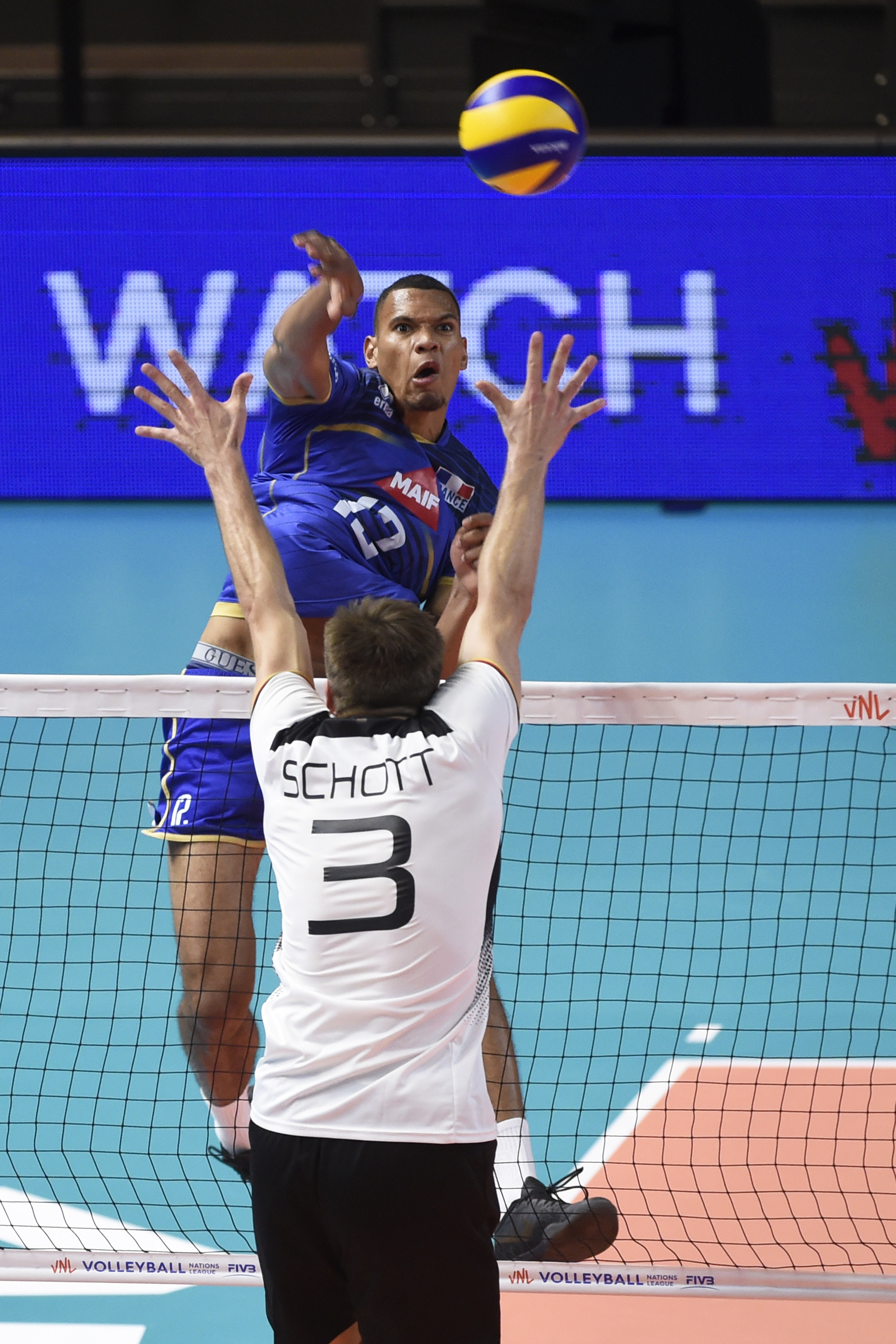 戛纳足球队在联赛中取得重要胜利 戛纳足球队在联赛中取得重要胜利