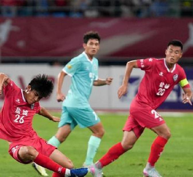 足球联赛热情高涨：实力球队决心无限