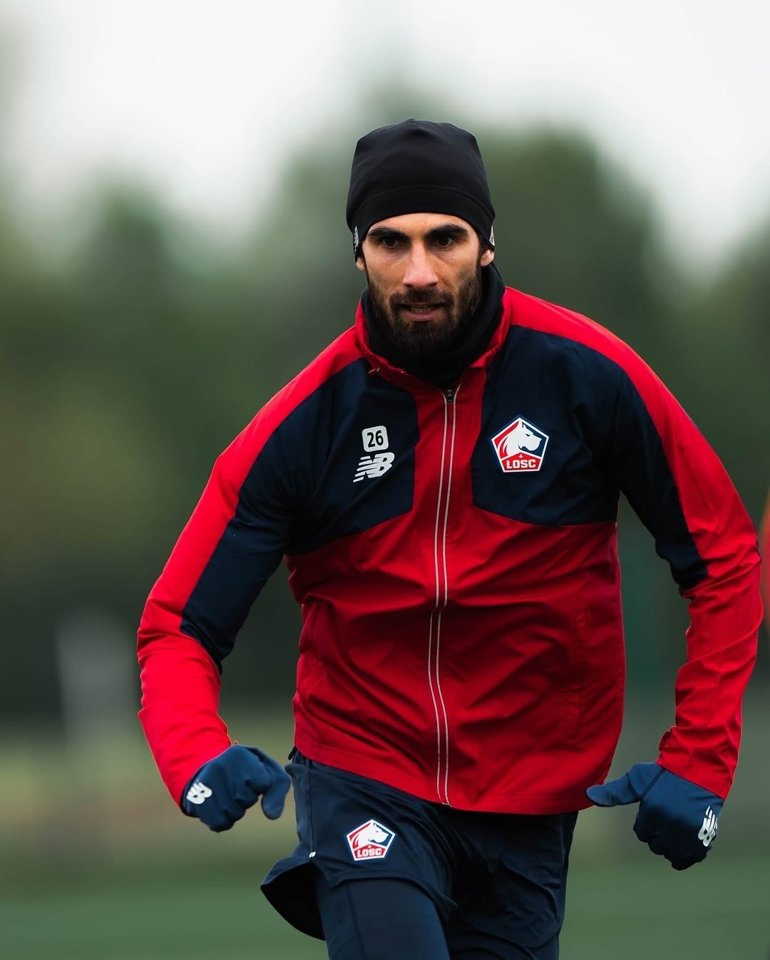 里尔球员在训练中秀技术，引来围观者