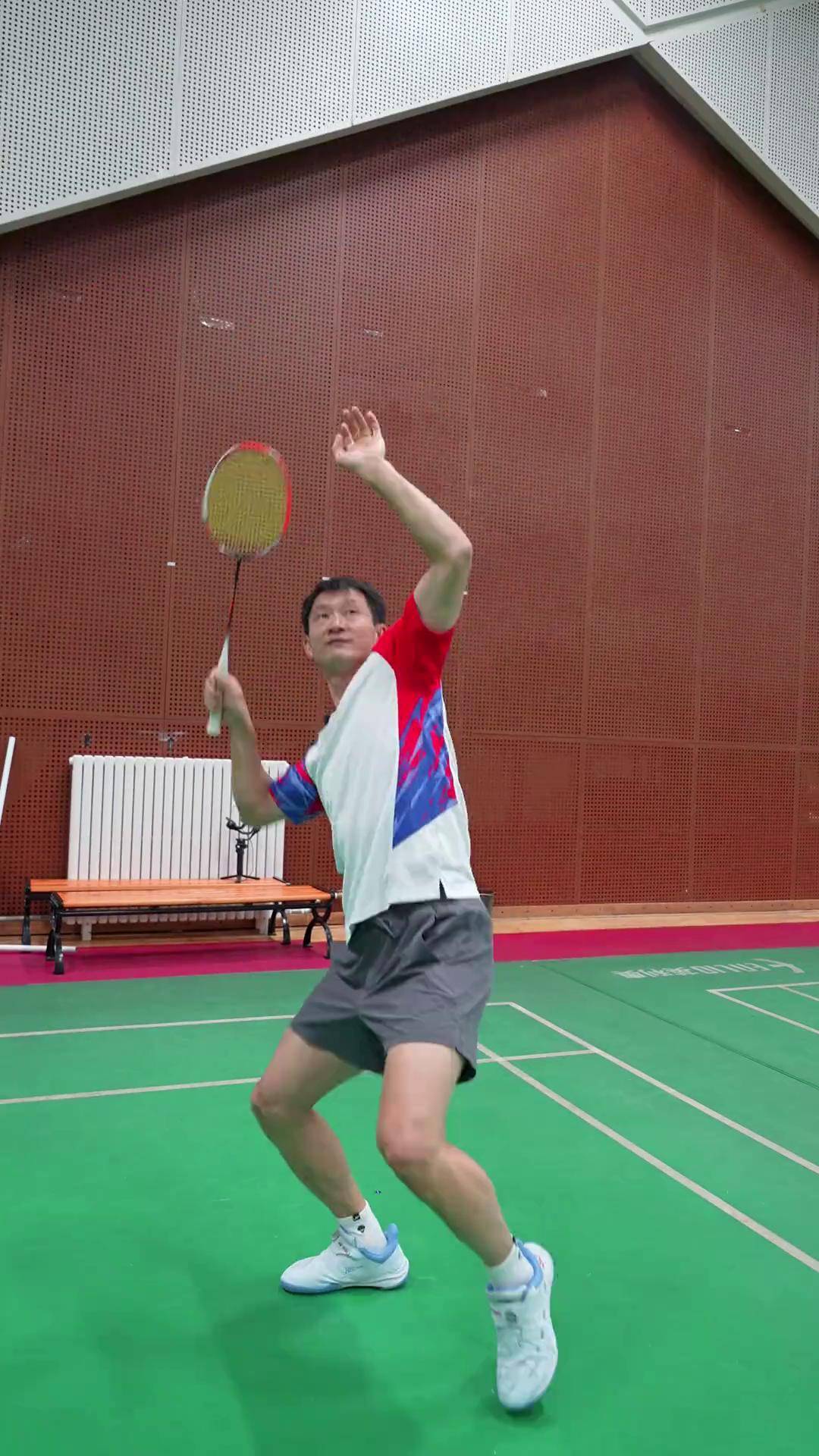 羽毛球选手高难度动作，低调表现