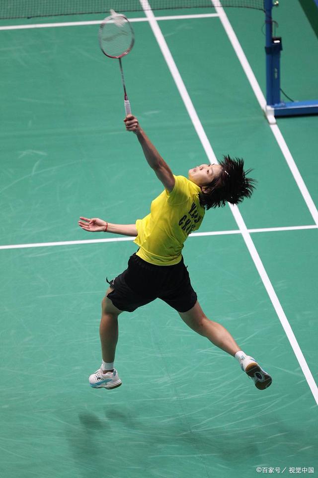 羽毛球选手高难度动作，低调表现