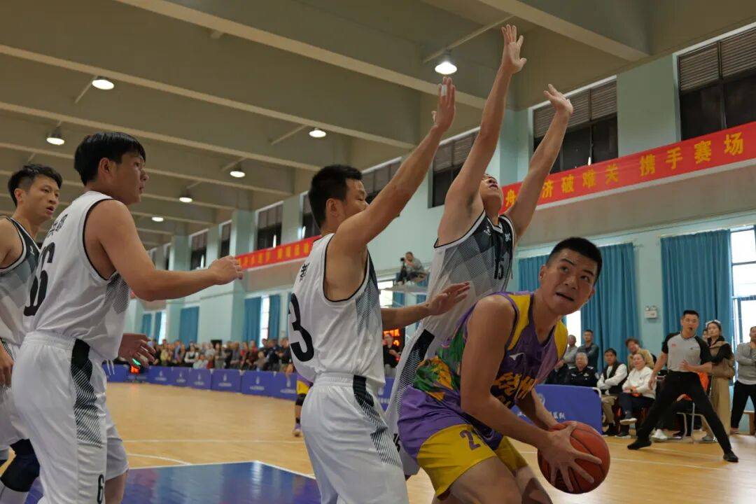 球员们在篮球比赛中的奋勇拼搏精神