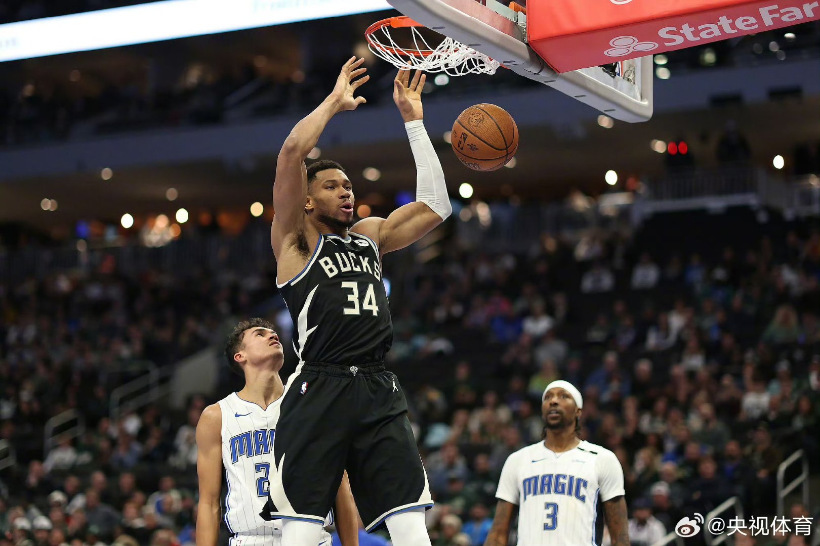 雄鹿主场高光表现，完胜东部对手