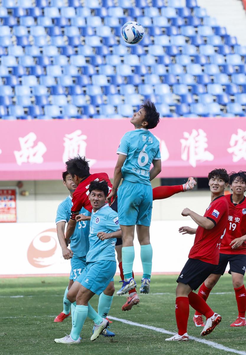 足球赛场上风云突变，球员们肩负重责