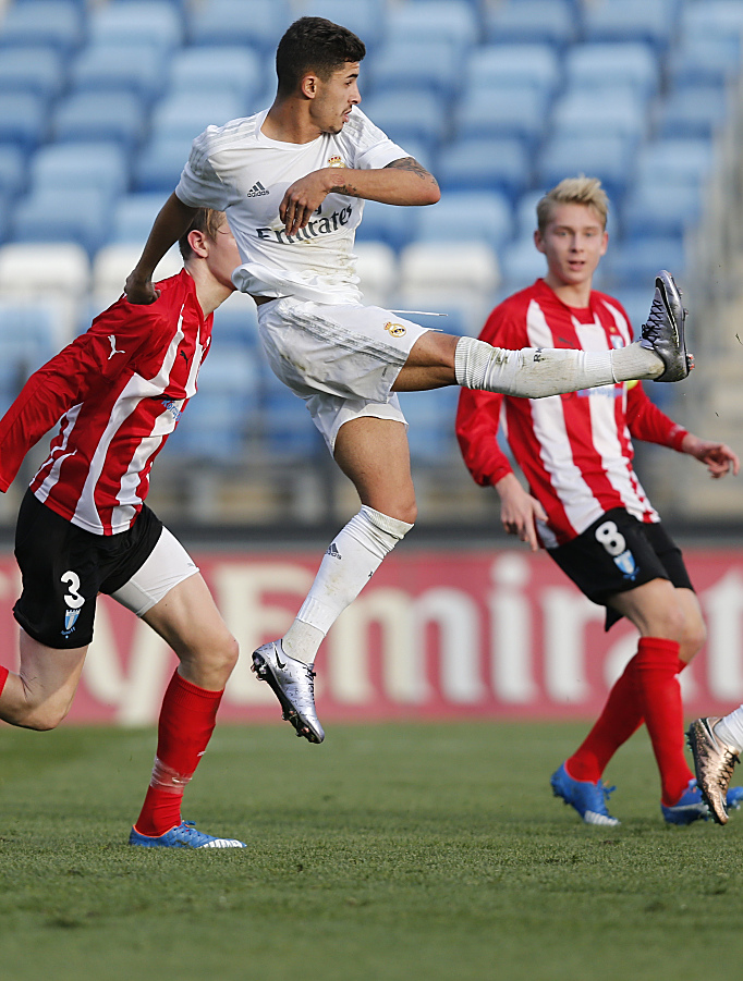 球星们在场上展现出绝对统治力