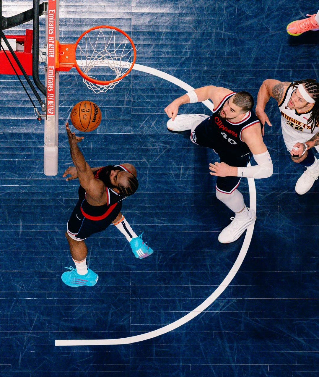 克里夫兰骑士队主场大胜对手登顶东部