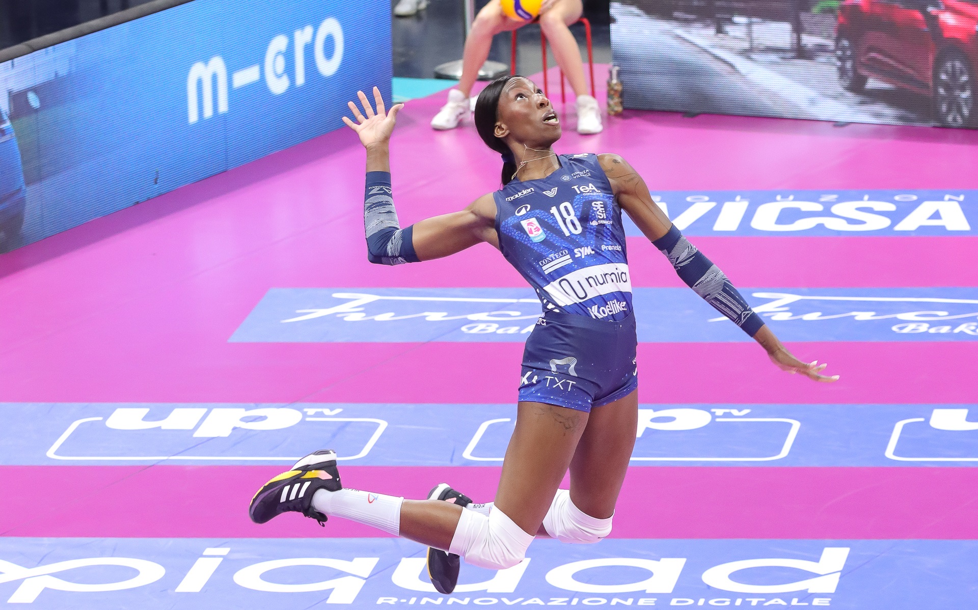 意大利队全队努力，摆脱困境迎来胜利