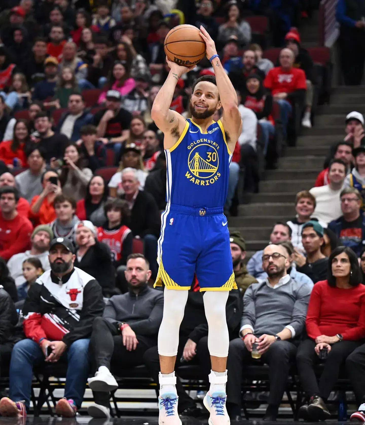 国际篮球明星：库里展现出色表现的简单介绍