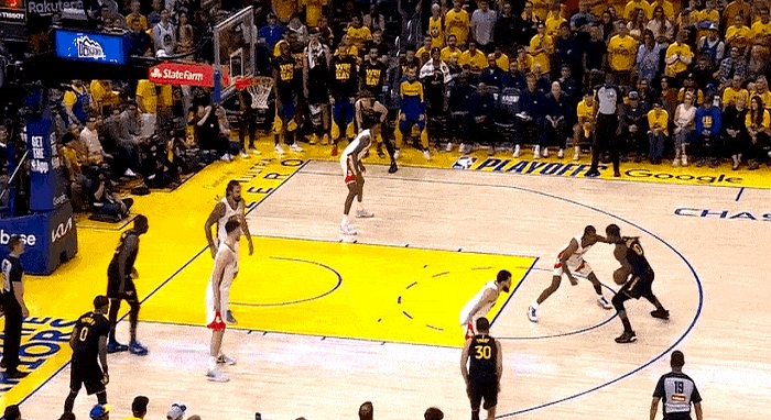 中锋球员内线强势抢得关键篮板