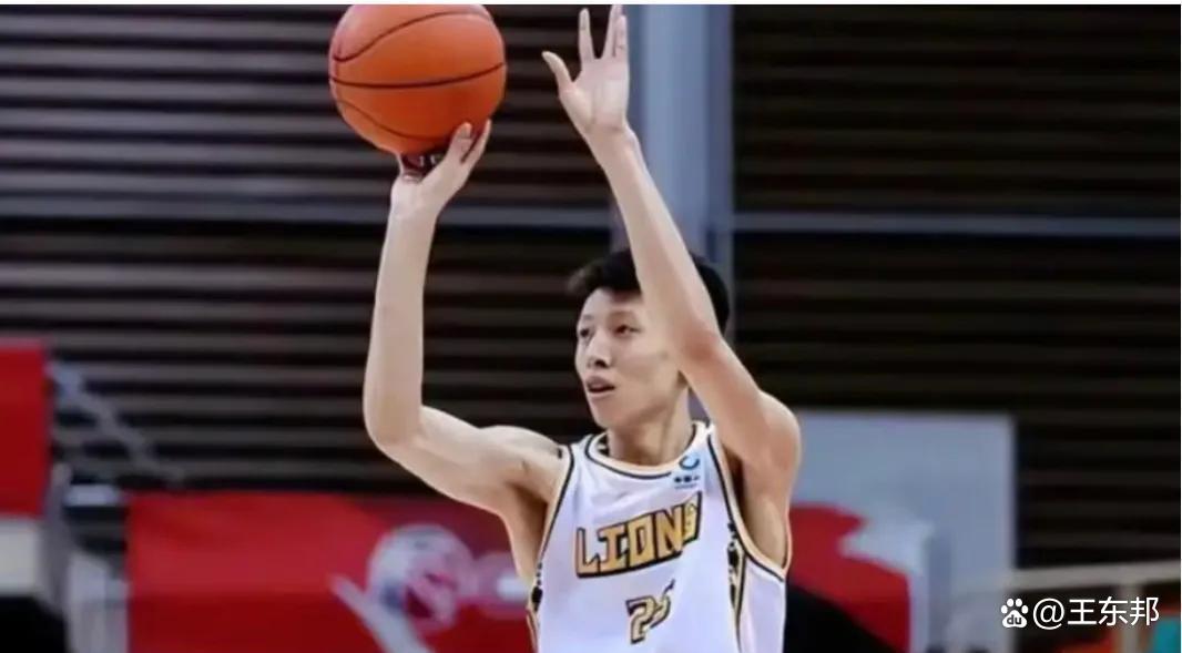 中锋球员内线强势抢得关键篮板